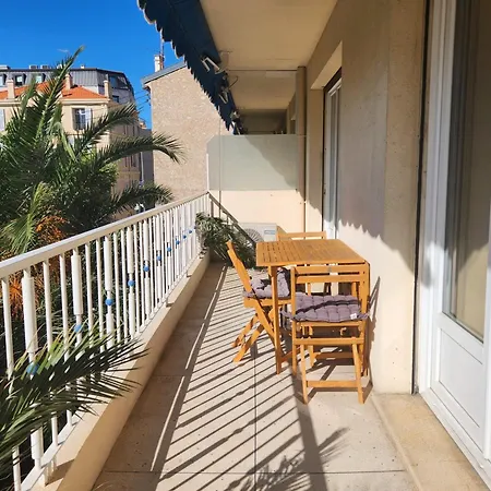 Lovely 2-bedroom With Balcony 아파트