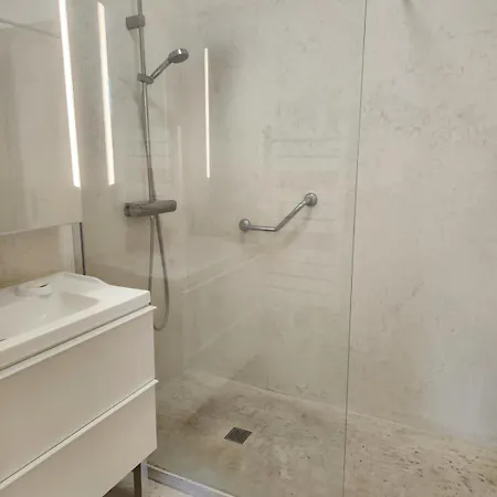 Lovely 2-bedroom With Balcony 아파트